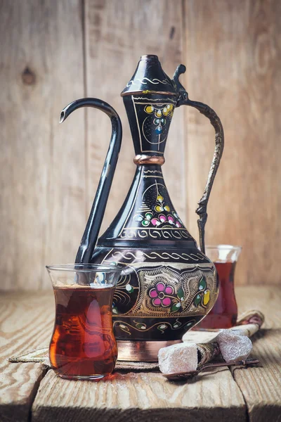 Thé turc avec des bonbons orientaux sur une table en bois — Photo