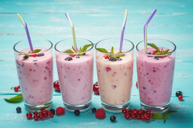 çeşitli taze meyve smoothies dört bardak
