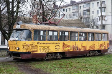 Zhytomyr, Ukrayna - 19 Aralık 2020: Tatra T4SU tramvay durağı