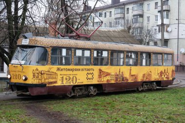 Zhytomyr, Ukrayna - 19 Aralık 2020: Tatra T4SU tramvay durağı