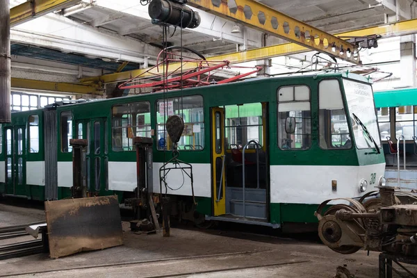 Zhytomyr ウクライナ 2020年12月19日 タトラ トラムが駅の線路上に立つ — ストック写真