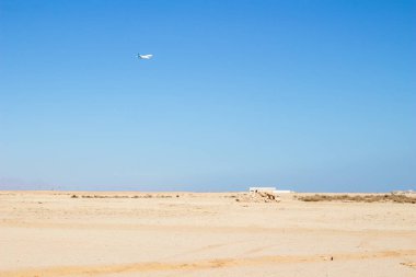 Sharm El Sheikh, Mısır - 15 Ocak 2021: MAU uçağı Sharm el-Sheikh havaalanı yakınlarındaki çölde uçuyor.