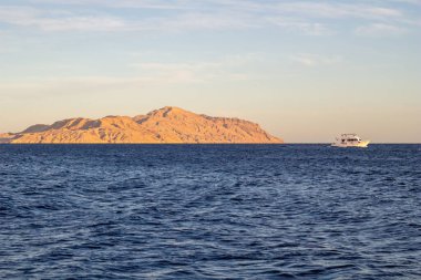 Gün batımında Kızıl Deniz 'deki Tiran adasının dağ manzarası