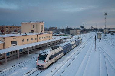 Cherkasy, Ukrayna - 29 Ocak 2021: Cherkasy istasyonunda Yolcu dizeli çoklu DPKR-3