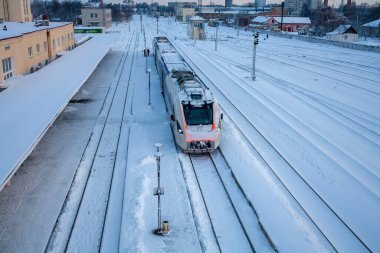 Cherkasy, Ukrayna - 29 Ocak 2020: Çerkasya tren istasyonunda yeni Ukrayna dizel treni