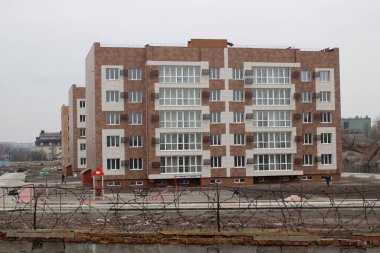 Kremenchuk, Ukrayna - 6 Mart 2021: Dnipro nehri yakınında yeni evler