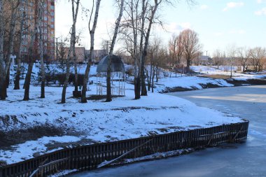 Horishni Plavni, Ukrayna - 6 Mart 2021: Saint Nicholas Katedrali yakınındaki park 