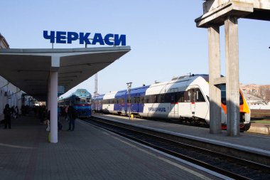 Cherkasy, Ukrayna - 10 Nisan 2021: Cherkasy istasyonunda dizel tren D1 ve dizel tren DPKr-3 