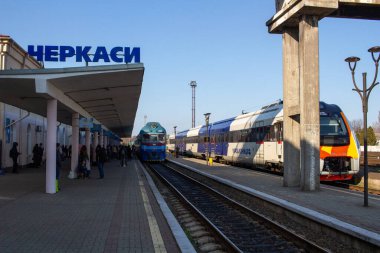 Cherkasy, Ukrayna - 10 Nisan 2021: Cherkasy istasyonunda dizel tren D1 ve dizel tren DPKr-3 