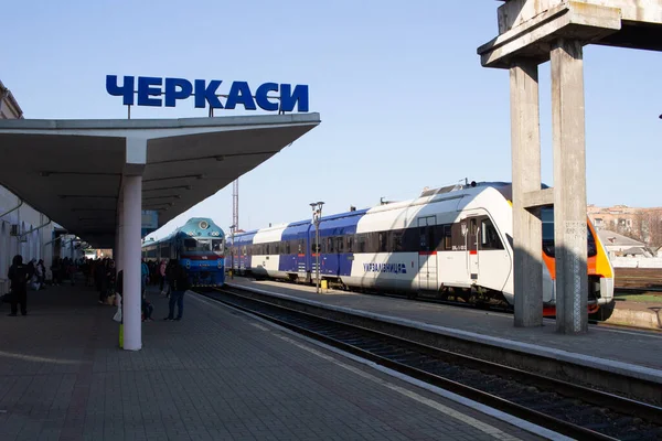 Cherkasy Ουκρανία Απριλίου 2021 Diesel Τρένο Και Diesel Τρένο Dpkr — Φωτογραφία Αρχείου