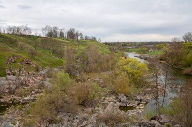 Ukrayna 'nın Cherkasy bölgesindeki Stebliv' deki Ros Nehri 'nin granit kıyıları.