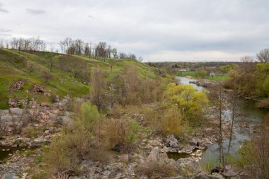 Ukrayna 'nın Cherkasy bölgesindeki Stebliv' deki Ros Nehri 'nin granit kıyıları.