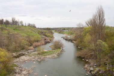 Ukrayna 'nın Cherkasy bölgesindeki Stebliv' deki Ros Nehri 'nin granit kıyıları.
