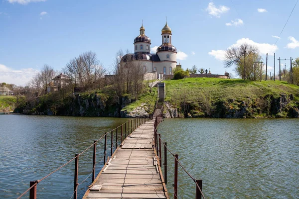 ウクライナのステブリフ 2021年5月3日 ステブリフの昇天教会 ロス川からの眺め — ストック写真