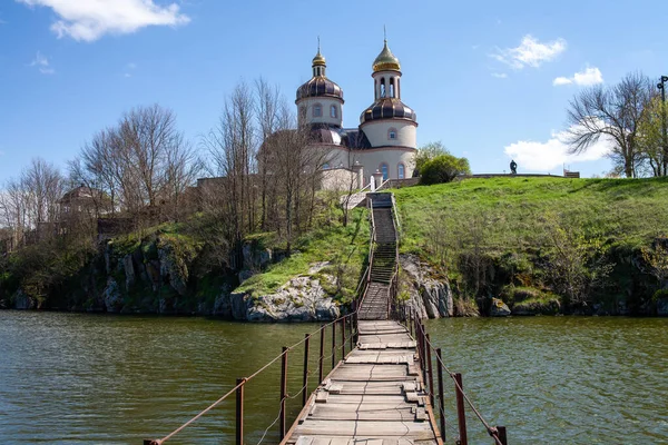ウクライナのステブリフ 2021年5月3日 ステブリフの昇天教会 ロス川からの眺め — ストック写真