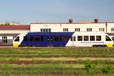 Cherkasy, Ukrayna - 26 Mayıs 2021: Cherkasy istasyonunda dizel yolcu treni PESA 620M