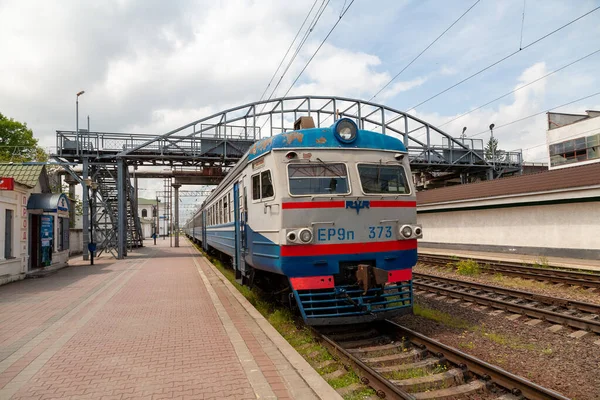 スマイラ ウクライナ 2021年5月29日 チェルカシー地域のTarasa Shevchenka駅での郊外型電車 — ストック写真