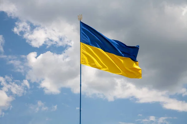 Rüzgarda dalgalanan büyük Ukrayna bayrağı