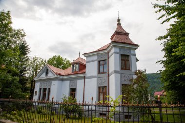 Skole, Ukrayna - 19 Haziran 2021: Skole merkez caddesindeki binalar