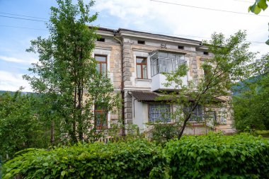 Skole, Ukrayna - 19 Haziran 2021: Skole merkez caddesindeki binalar