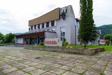 Skole, Ukrayna - 19 Haziran 2021: Skole merkez caddesindeki binalar