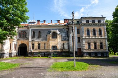 Skole, Ukrayna - 19 Haziran 2021: Baron Groedl neo-barok tarzı saray, 1930 yılında inşa edildi.