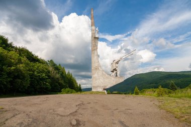Skole, Ukrayna - 19 Haziran 2021: Tucholsky Geçidi 'ndeki Trembits heykel kompozisyonu. Lviv 'den Skole şehrinin girişindeki M-06 Kyiv-Chop otoyolunda.