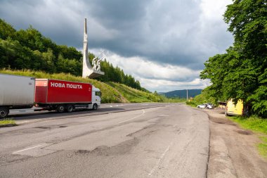 Skole, Ukrayna - 19 Haziran 2021: Tucholsky Geçidi 'ndeki Trembits heykel kompozisyonu. Lviv 'den Skole şehrinin girişindeki M-06 Kyiv-Chop otoyolunda.