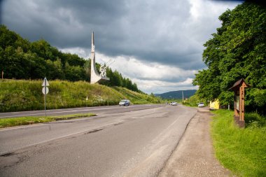 Skole, Ukrayna - 19 Haziran 2021: Tucholsky Geçidi 'ndeki Trembits heykel kompozisyonu. Lviv 'den Skole şehrinin girişindeki M-06 Kyiv-Chop otoyolunda.