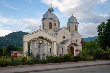 Skole, Ukrayna - 19 Haziran 2021: Skole kasabasındaki Kutsal Bakire UGCC 'nin Doğuşu Kilisesi