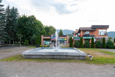 Skole, Ukrayna - 19 Haziran 2021: Skole merkez caddesindeki binalar