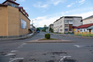 Skole, Ukrayna - 19 Haziran 2021: Skole merkez caddesindeki binalar