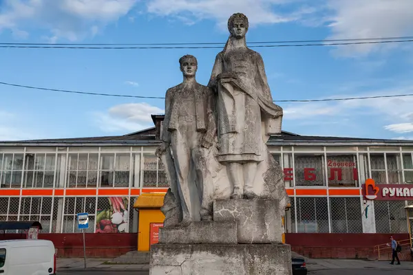2021年6月18日 中央广场上的苏联纪念碑 劳动荣耀 — 图库照片