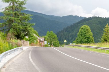  Korostiv köyü yakınlarındaki M-06 Kyiv-Chop otoyolu.