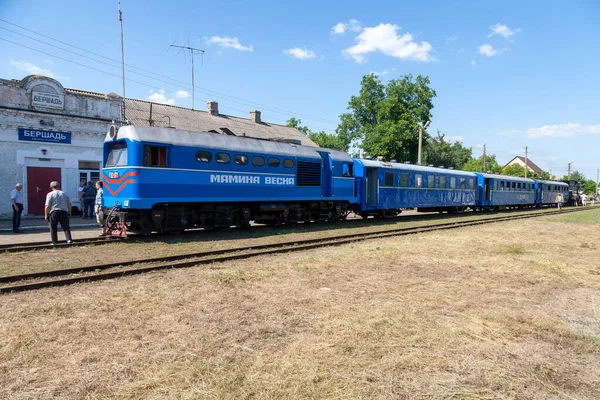 Bershad Ukraine Juli 2021 Schmalspurlokomotive Tu2 Mit Einem Personenzug Auf — Stockfoto