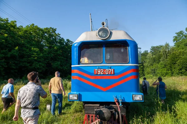 ウクライナ ハイヴォロン 2021年7月10日 ハイヴォロン駅付近の旅客列車を利用した狭軌機関車Tu2 — ストック写真