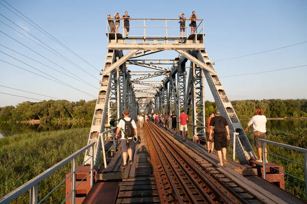 Haivoron Ukraine July 2021 Tourists Bridge Pivdenyi Bug River — Photo