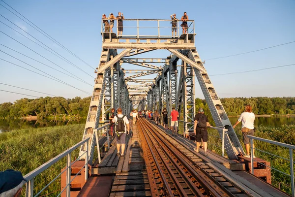 Haivoron Ukraine July 2021 Tourists Bridge Pivdenyi Bug River — Photo
