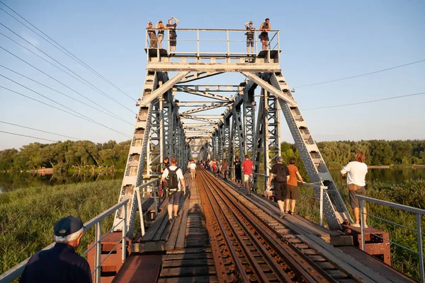 ウクライナのハイヴォロン 2021年7月10日 Pivdenyiバグ川を渡る橋の上の観光客 — ストック写真