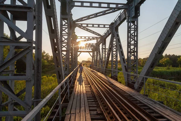 Haivoron Ucrania Julio 2021 Turistas Puente Sobre Río Pivdenyi Bug — Foto de Stock