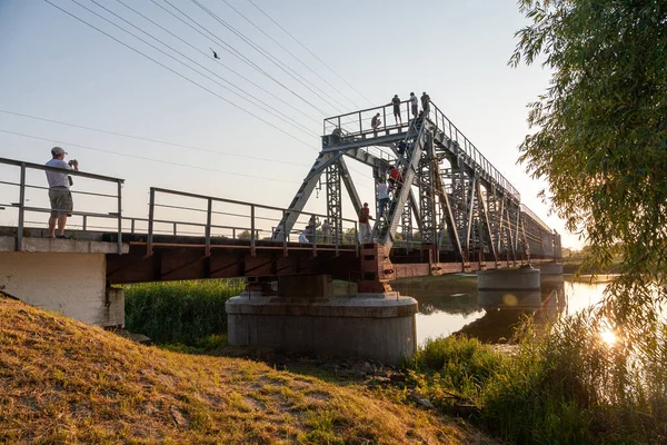 Haivoron Ucrania Julio 2021 Turistas Puente Sobre Río Pivdenyi Bug —  Fotos de Stock