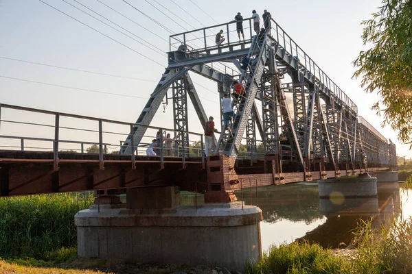 Haivoron Ukraine July 2021 Tourists Bridge Pivdenyi Bug River — Photo