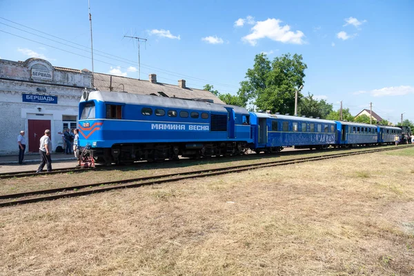 2021年7月10日 乌克兰 伯沙德 在伯沙德火车站配备客运列车的窄轨距铁路Tu2 — 图库照片