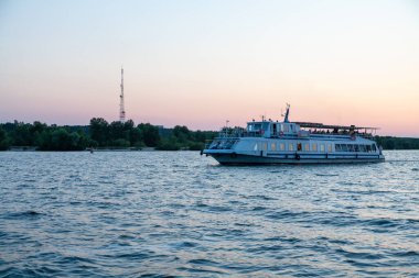Cherkasy, Ukrayna - 23 Ağustos 2020: Dnipro nehri üzerinde motorlu gemi 