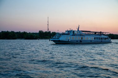 Cherkasy, Ukrayna - 23 Ağustos 2020: Dnipro nehri üzerinde motorlu gemi 