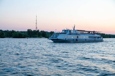 Cherkasy, Ukrayna - 23 Ağustos 2020: Dnipro nehri üzerinde motorlu gemi 