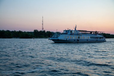 Cherkasy, Ukrayna - 23 Ağustos 2020: Dnipro nehri üzerinde motorlu gemi 