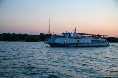 Cherkasy, Ukrayna - 23 Ağustos 2020: Dnipro nehri üzerinde motorlu gemi 