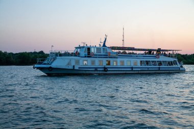 Cherkasy, Ukrayna - 23 Ağustos 2020: Dnipro nehri üzerinde motorlu gemi 