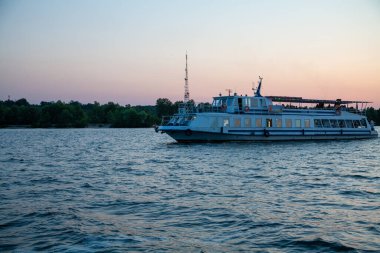 Cherkasy, Ukrayna - 23 Ağustos 2020: Dnipro nehri üzerinde motorlu gemi 